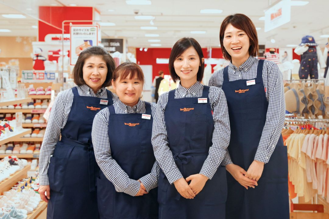 働くスタッフの笑顔正面写真