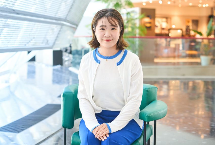 採用担当者の正面写真3